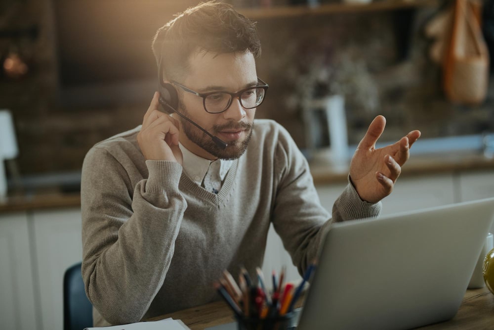 Commercial en cold call réalisant de la prospection téléphonique avec un prospect