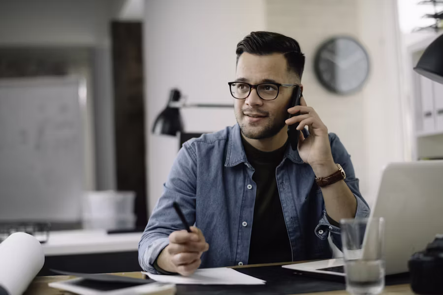 Commercial en train de réaliser un appel de cold calling B2B dans le cadre d'une prospection téléphonique.