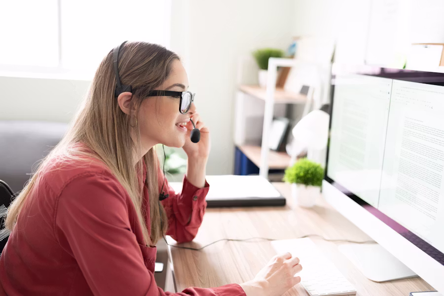 SDR externalisé en train de contacter des prospects B2B pour générer des rendez-vous commerciaux.
