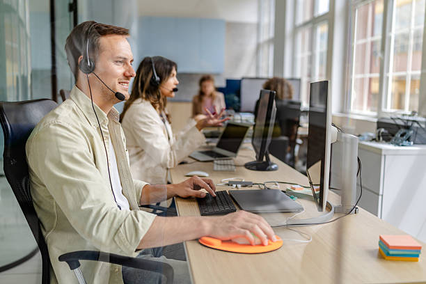 Équipe d'une agence de phoning réalisant des appels de prospection commerciale B2B