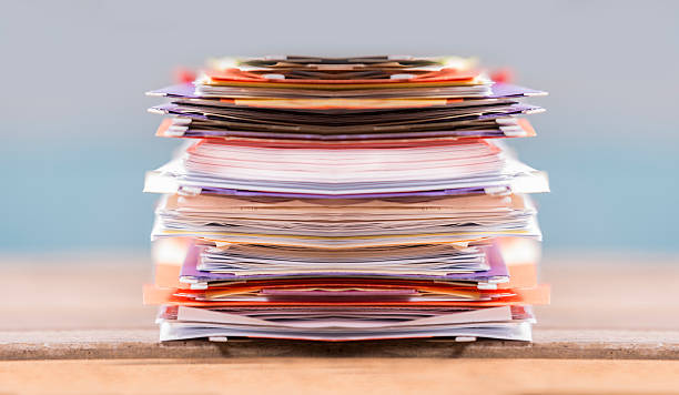 Pile de dossiers illustrant une base de données de prospects B2B