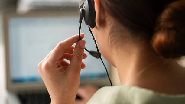 Téléopératrice réalisant des appels dans le cadre d'une campagne de prospection B2B